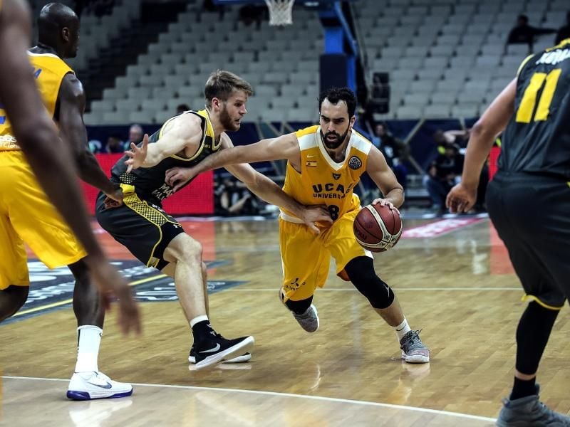 Ludwigsburgs Thomas Walkup (2.v.l.) verteidigt gegen Vitor Benite von UCAM Murcia (2.v.r.). Foto: Angelos Tzortzinis