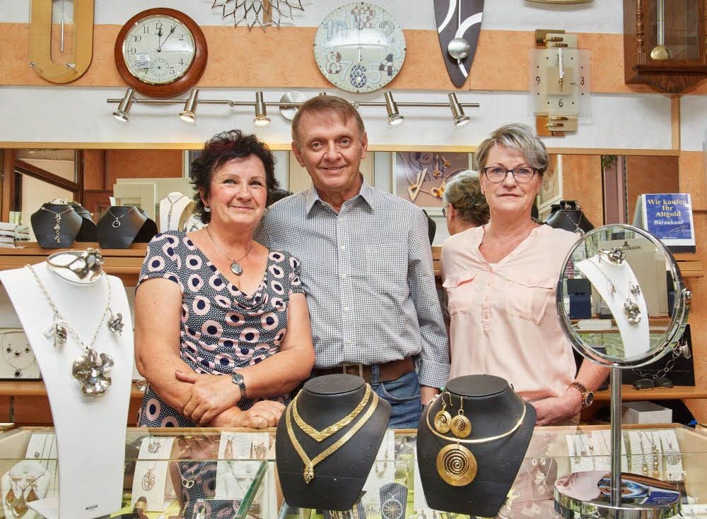 Nina Brock, Wolfgang Brock und Mitarbeiterin Sabine Maibaum arbeiten im Geschäft an der Lindenstraße.