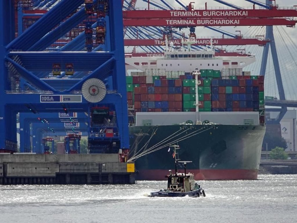 In einem deutsch-französischen Forschungsprojekt soll der Schadstoffausstoß von Schiffen untersucht werden - unter anderem im Hamburger Hafen. Foto: Jonas Klüter/dpa/Symbolbild