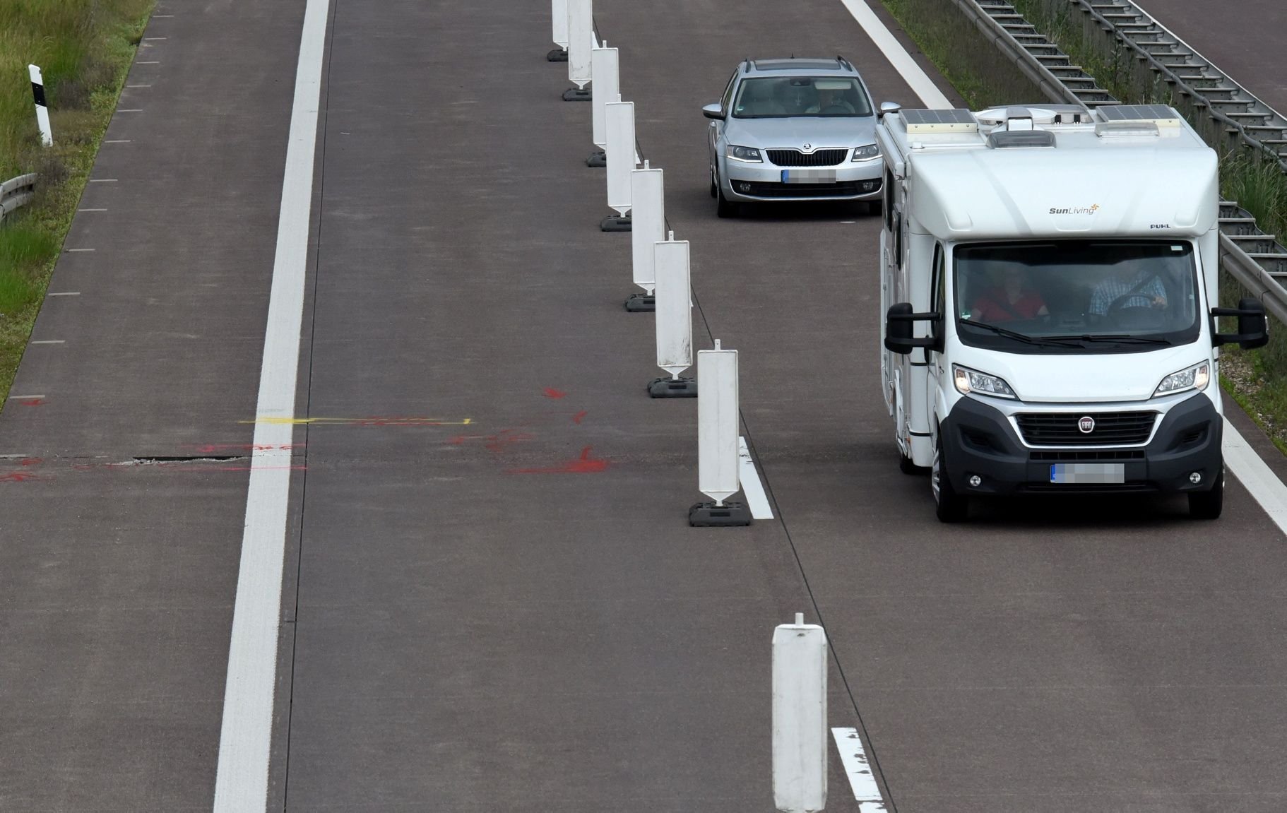 Wegen einer Baustelle auf der Autobahn 36 rollt der Verkehr nur auf einer Spur.