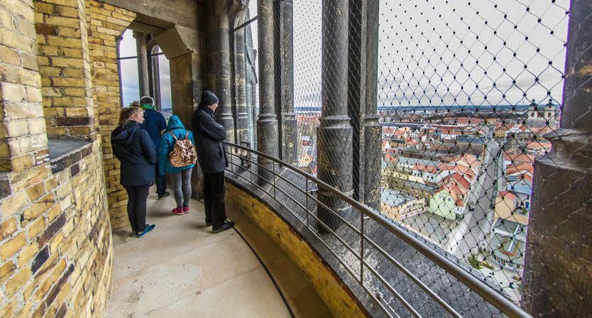 Der Umgang ist ein beliebter Aussichtspunkt oben im Schlosskirchturm. Unter den neuen Fußbodenplatten ist nun eine Drainage-Schicht.