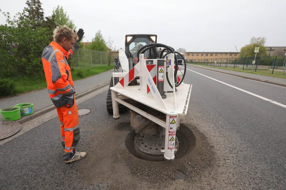 Rund um den Kanaldeckel wird die Parsevalstraße konisch ausgefräst. Dort hinein kommen dann die neuen Deckel.