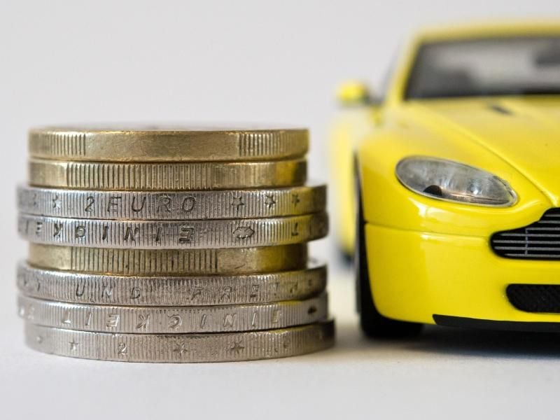 Durch den Wechsel der Kfz-Versicherung können Autofahrer bares Geld sparen. Foto: Andrea Warnecke/dpa