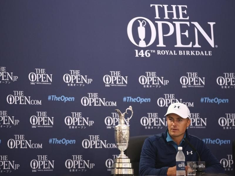 Jordan Spieth hat neben der Siegertrophäe Claret Jug im Royal Birkdale Golf Club Platz genommen. Foto: Dave Thompson
