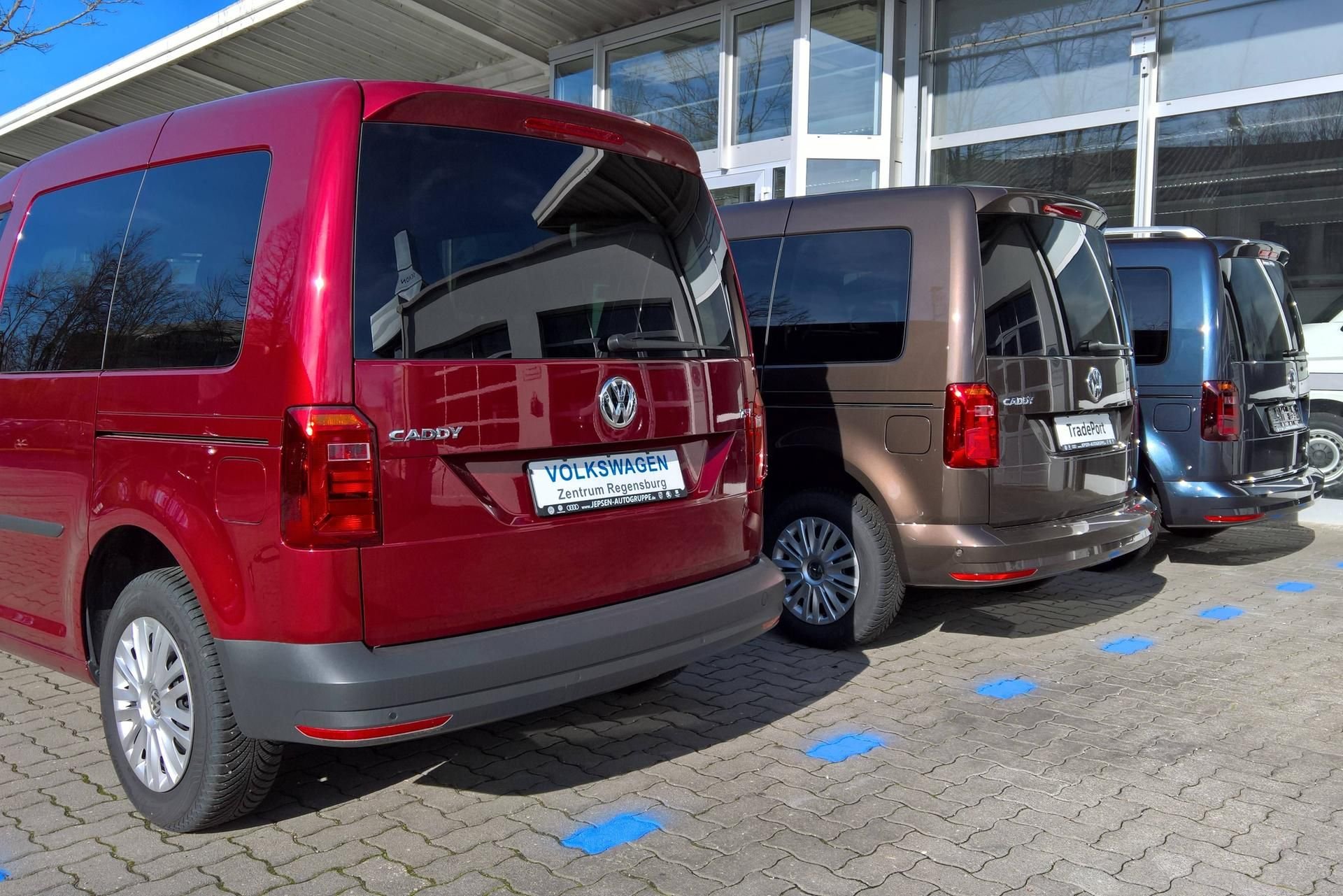 Mehrere Fahrzeuge vom Typ VW Caddy