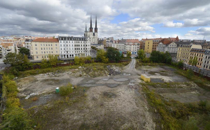 Ein Foto von 2012: 15 Jahre beherrschte die hässliche Baugrube das Gebiet „Spitze“ gegenüber vom Hallmarkt.