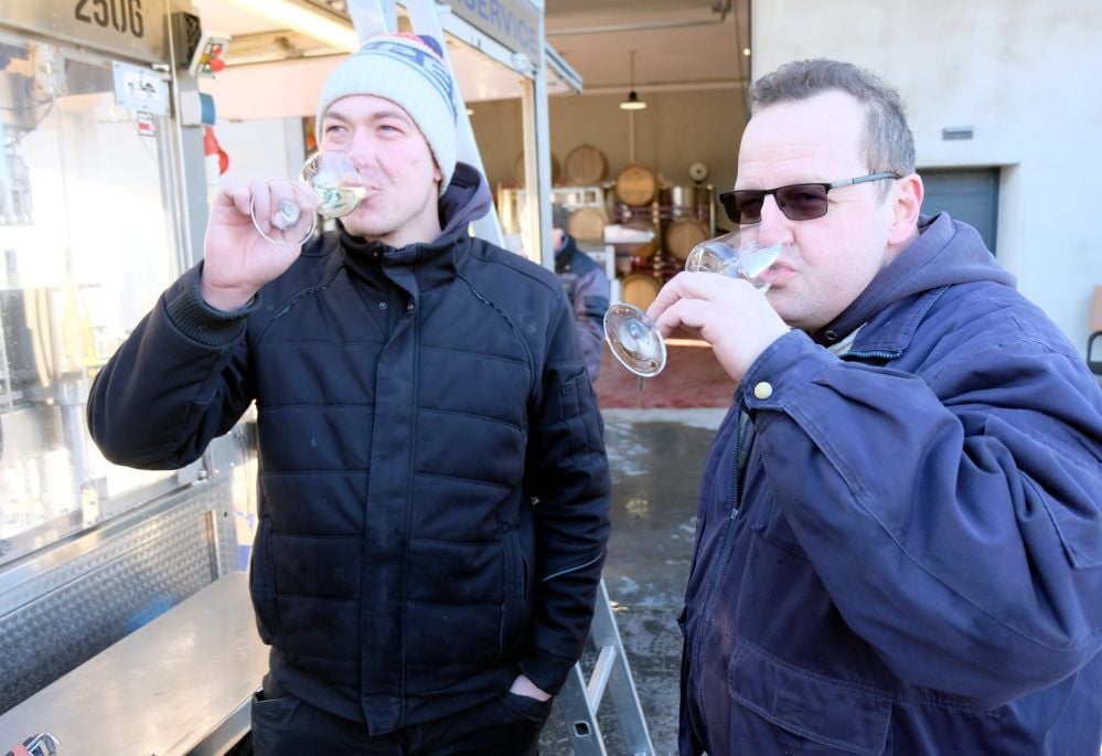 Nach der Verkostung des Müller-Thurgau legen Johannes Zwicker (links) und Giso Roesch den Anteil der Kohlensäure-Zugabe fest.
