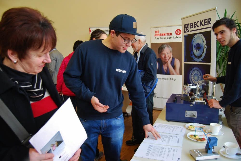 Zur Hausmesse informieren Unternehmen über Ausbildungsmöglichkeiten und Berufschancen. Am Stand der Gebrüder Becker GmbH werden auch kleine Vakuumexperimente gezeigt.