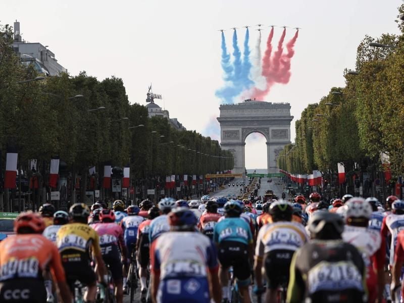 Doping-Fall bei der Tour de France? Ein Arzt und ein Krankengymnast bleiben in Polizeigewahrsam. Foto: Kenzo Tribouillard/AFP/dpa
