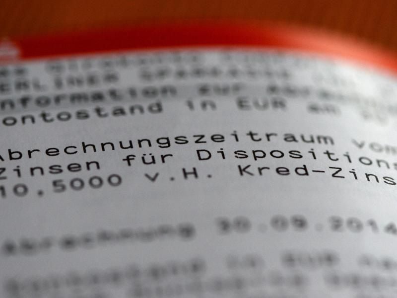 Ein Dispokredit ist meist sehr teuer. Niedrigere Zinsen zahlen Schuldner, wenn sie einen Ratenkredit vereinbaren. Foto: Jens Kalaene