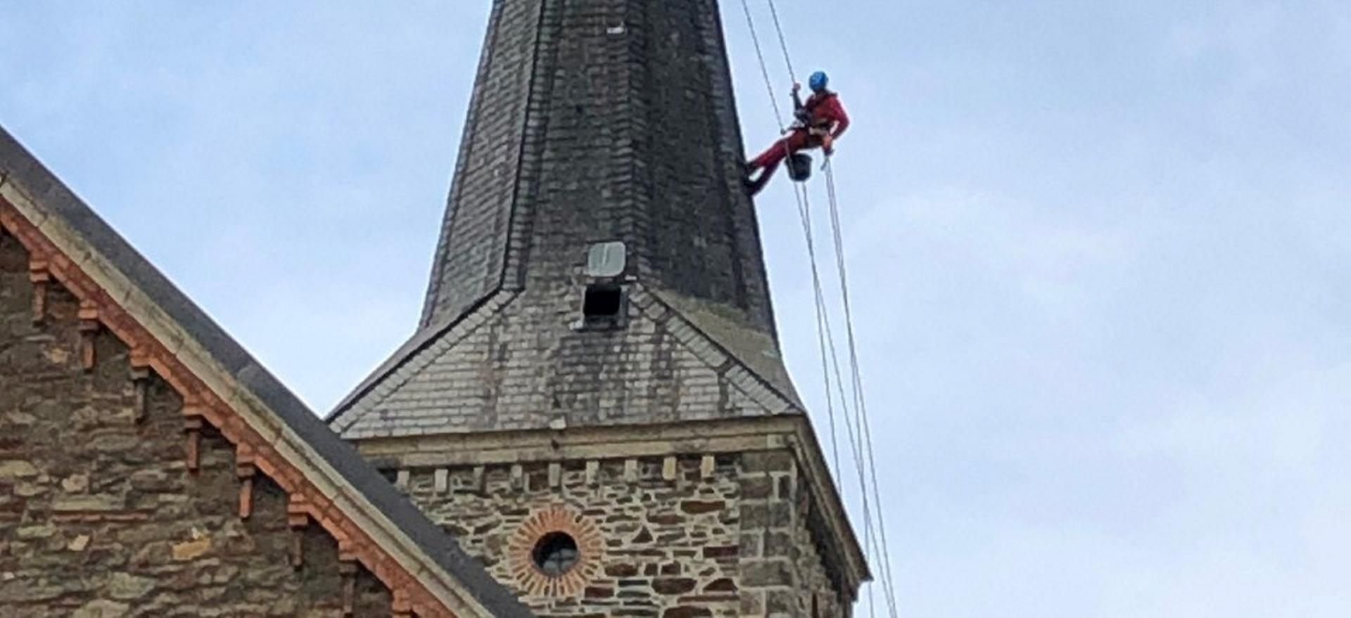 Was für die Umstehenden spektakulär aussieht, ist eigentlich nur eine kleinere Reparatur am Kirchturmdach in Güntersberge. Der Sturm hatte Anfang des Jahres ein paar Schindeln vom Dach der Güntersberger Kirche geweht.
