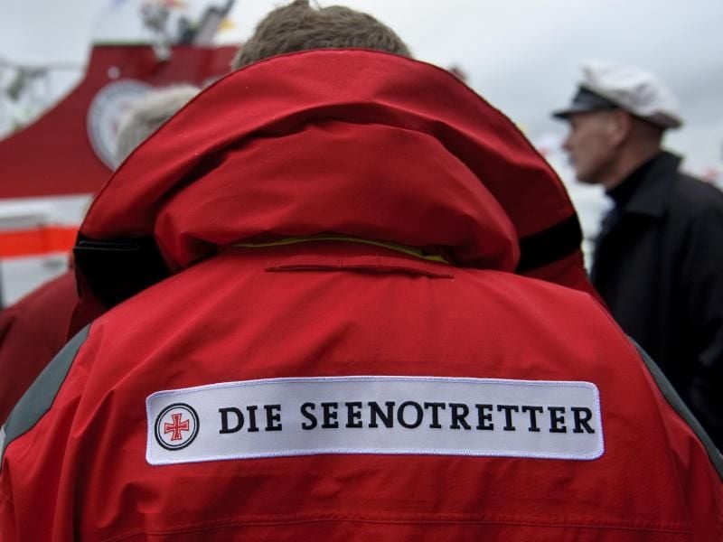 "Die Seenotretter" steht auf der Jacke eines Mitglieds der Deutschen Gesellschaft zur Rettung Schiffbrüchiger. Foto: Angelika Warmuth/dpa/Archivbild
