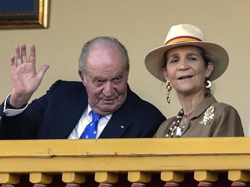 Juan Carlos (l) mit seiner Tochter Elena bei der Corrida. Foto: Andrea Comas/AP