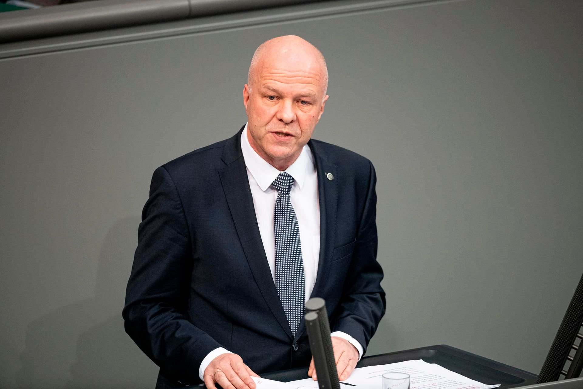Nachdem der AfD-Bundestagsabgeordnete Robby Schlund auf einer Anti-Corona-Demonstration ein umstrittenes Plakat gezeigt hatte, hat die Landesärztekammer nun ein berufsrechtliches Ermittlungsverfahren gegen den Arzt aus Gera eingeleitet.