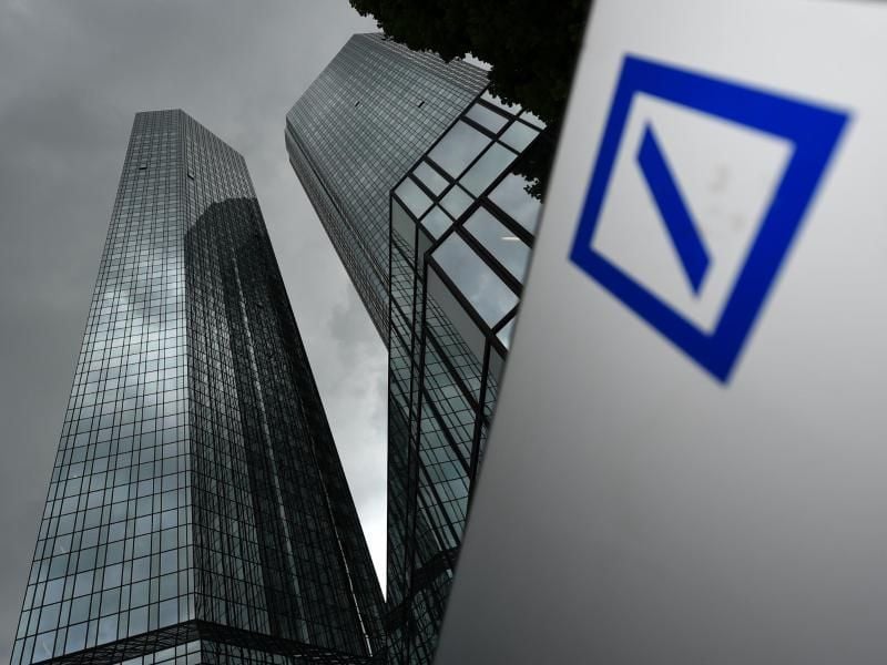 Dunkle Wolken sind über der Zentrale der Deutschen Bank aufgezogen. Foto: Arne Dedert/Archivbild