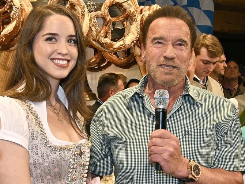 Arnold Schwarzenegger und seine Tochter Christina bei der Weißwurstparty im Stanglwirt 2020 in Kitzbühel. Foto: Hans Punz/APA/dpa