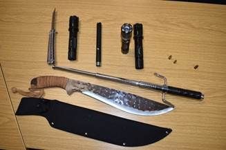 Am Donnerstag hat die Polizei in der Wohnung eines 22-Jährigen in Magdeburg-Sudenburg auch mehrere Waffen gefunden.