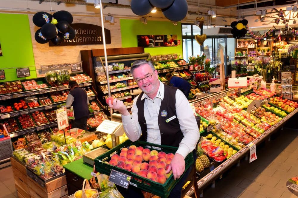 Edeka-Markt-Chef Steffen Müller aus Teuchern liebt Frische und Sauberkeit. Wenn sich Kunden daneben benehmen, ärgert ihn das sehr.