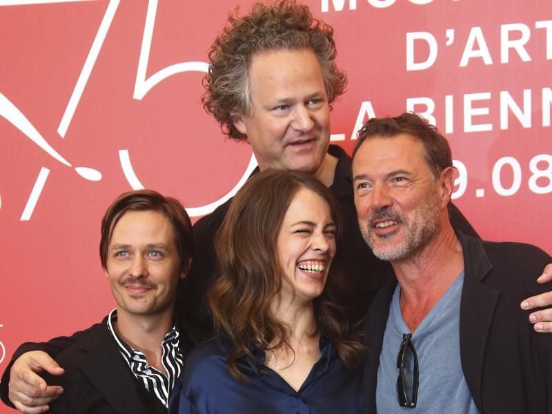 Der Regisseur und seine Schauspieler: Florian Henckel von Donnersmarck (M), Tom Schilling (l-r), Paula Beer und Sebastian Koch. Foto: Joel C Ryan/Invision