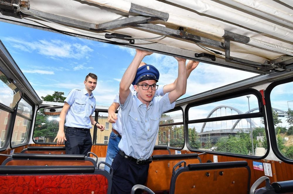 88 Sitzplätze und ein Cabrio-Verdeck bietet der neue Doppeldeckerbus der Nahverkehrsfreunde Dessau. Dass es schnell geht, den Bus in „oben ohne“ zu verwandeln, zeigt Busfahrer Niklas Grigo (mit Mütze). Felix Dunkel (l.) schaut aufmerksam zu.