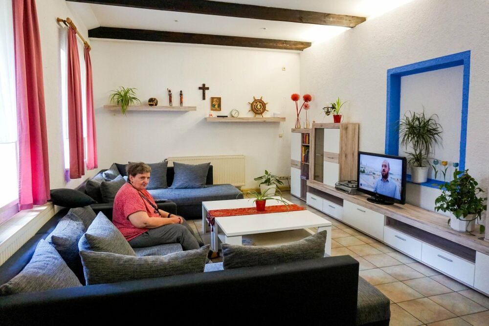 Andrea Walter macht es sich im Wohnzimmer der WG vor dem Fernseher gemütlich. Und wartet auf Mitbewohner.