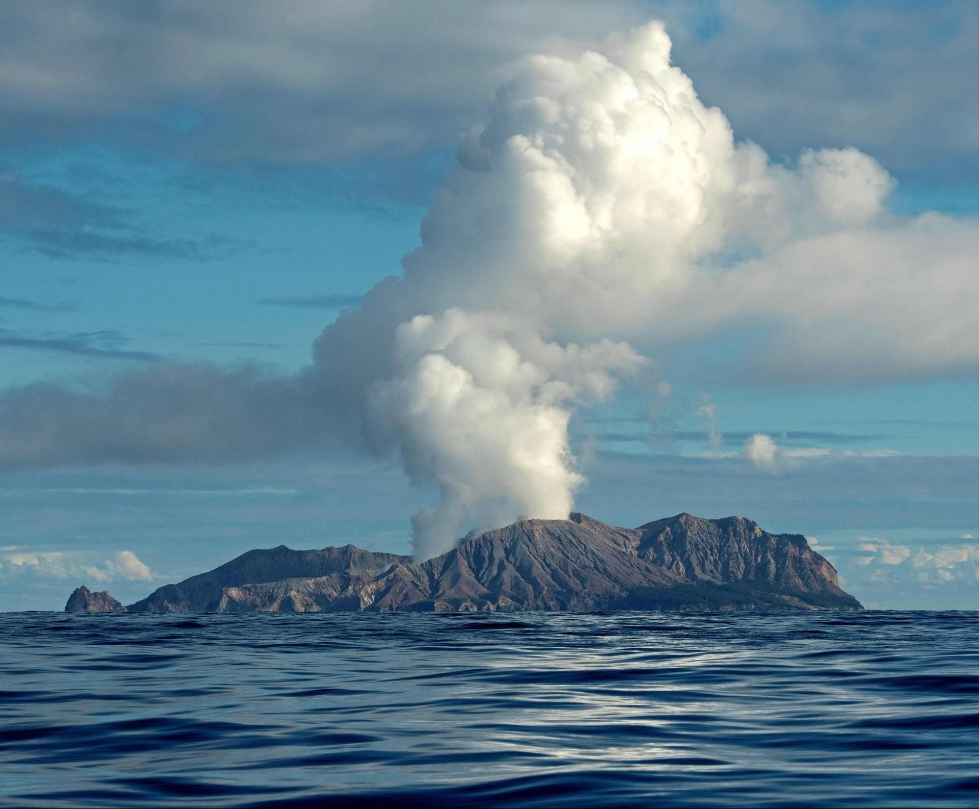 Eine dicke Rauchwolke steigt über White Island in den Himmel.
