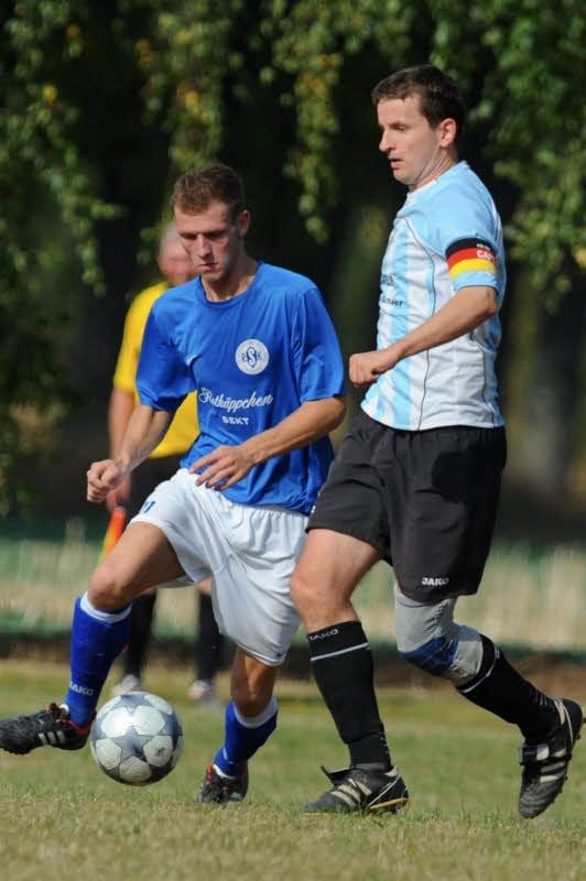 Historische Aufnahme: Thomas Wichert (r.) 2014 als Kapitän des SV Molau beim 4:3-Erfolg im Pokal gegen Freyburg mit Jens Diener.