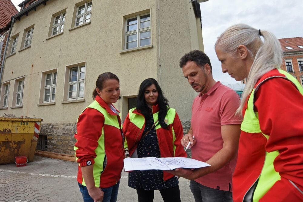 Gemeinsames Projekt: Judith Sattler (Zweite von links) bespricht mit ihrem Team und AGW-Bauleiter Lars Graefe in Aschersleben den neuen Grundriss.