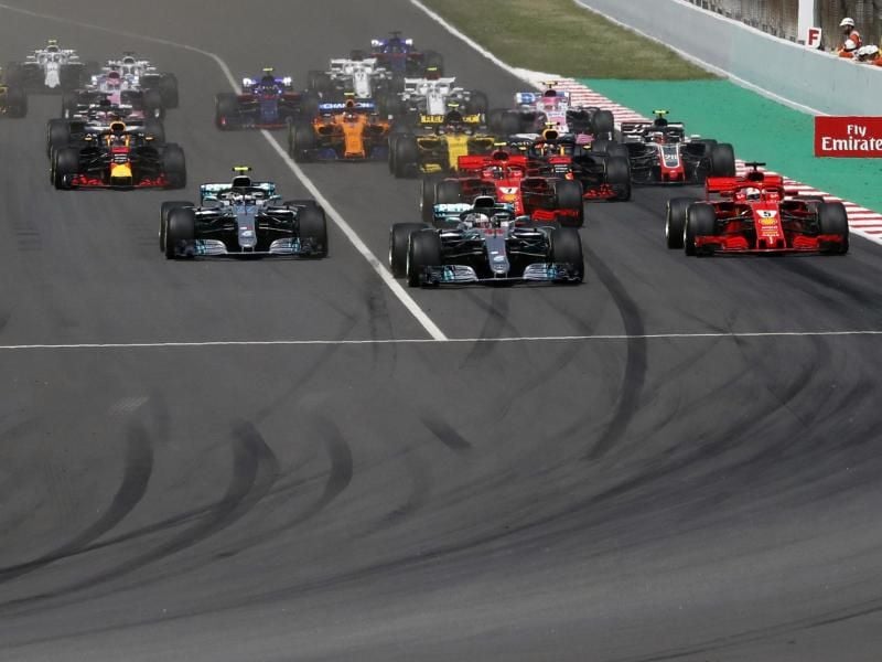 Mercedes-Pilot Lewis Hamilton (Mitte) hat den Grand Prix von Spanien in Barcelona gewonnen. Foto: Manu Fernandez/AP