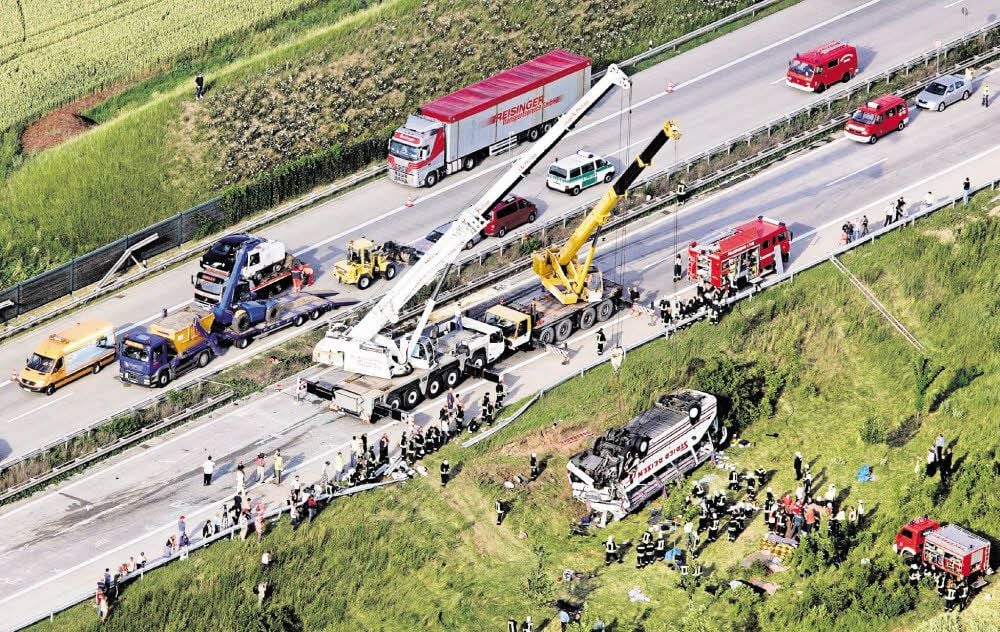 Sechs Meter tief in den Abgrund stürzte im Juni 2007 auf der A14 bei Löbejün ein Reisebus aus dem Münsterland.