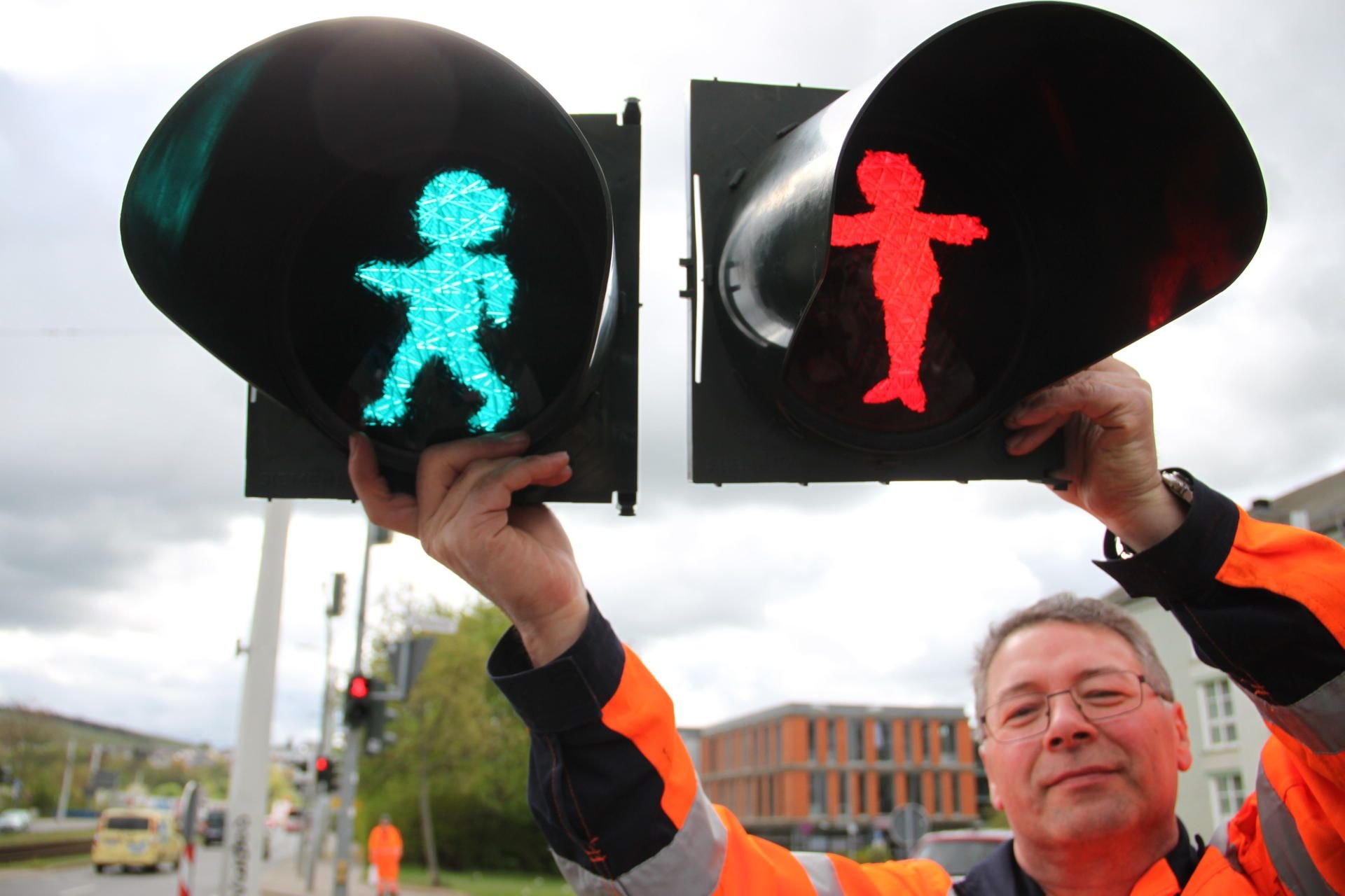 Andreas Degelmann von den Plauener Straßenbahnbetrieben setzt die neuen Ampelscheiben ein. An zwei Plauener Kreuzungen leuchten zukünftig «Vater und Sohn» auf.