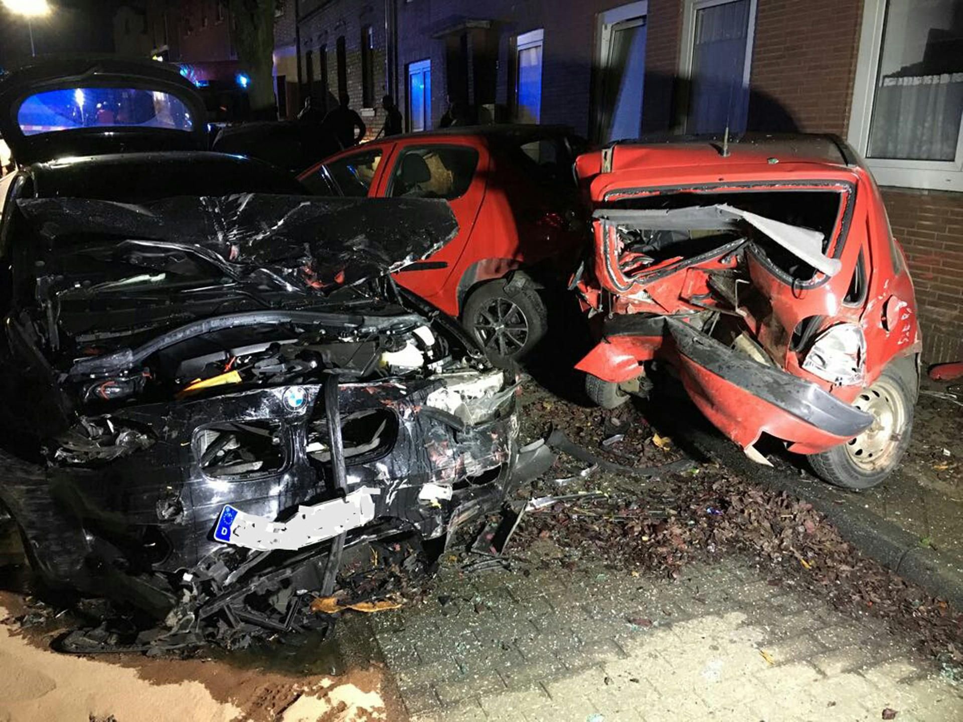 Stark beschädigte Autos stehen in Alsdorf-Hoengen (Nordrhein-Westfalen) am Straßenrand.