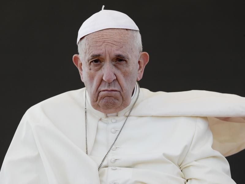 Hier noch mit Kappe: Papst Franziskus bei starkem Wind in Apulien. Foto: Andrew Medichini
