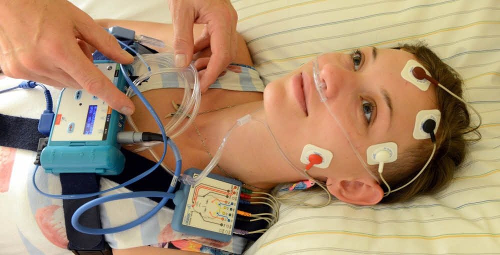 Wer Atemaussetzer hat, lebt gefährlich. Im Schlaflabor können Ärzte den Patienten genau untersuchen - doch Termine sind rar.