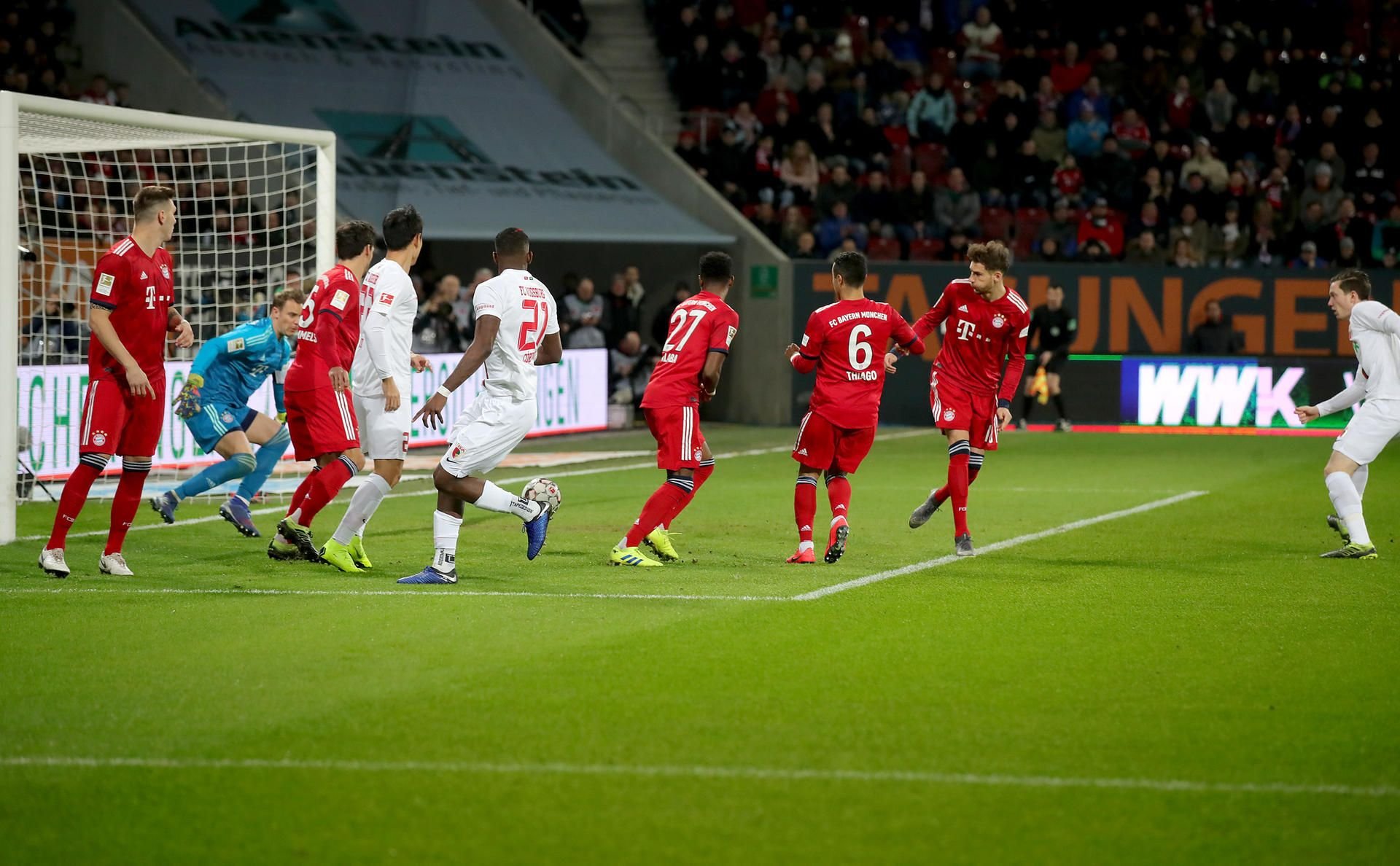 Leon Goretzka (r.) traf nach 13 Sekunden ins eigene Tor.