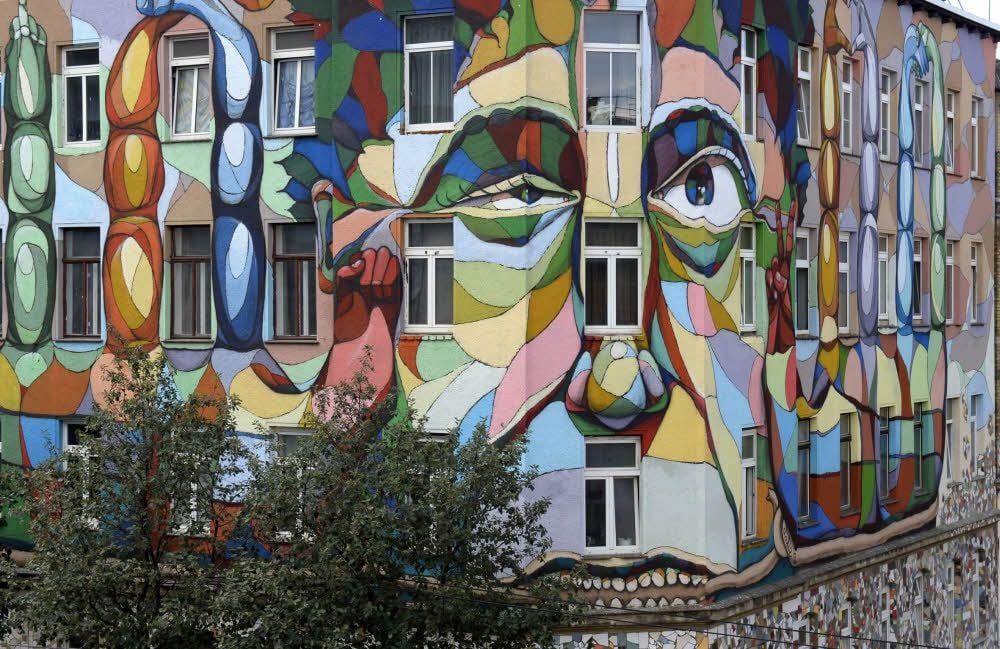 Ein echter Hinkucker: Eine von der Freiraumgalerie gestaltete Hausfassade in der Landsberger Straße.