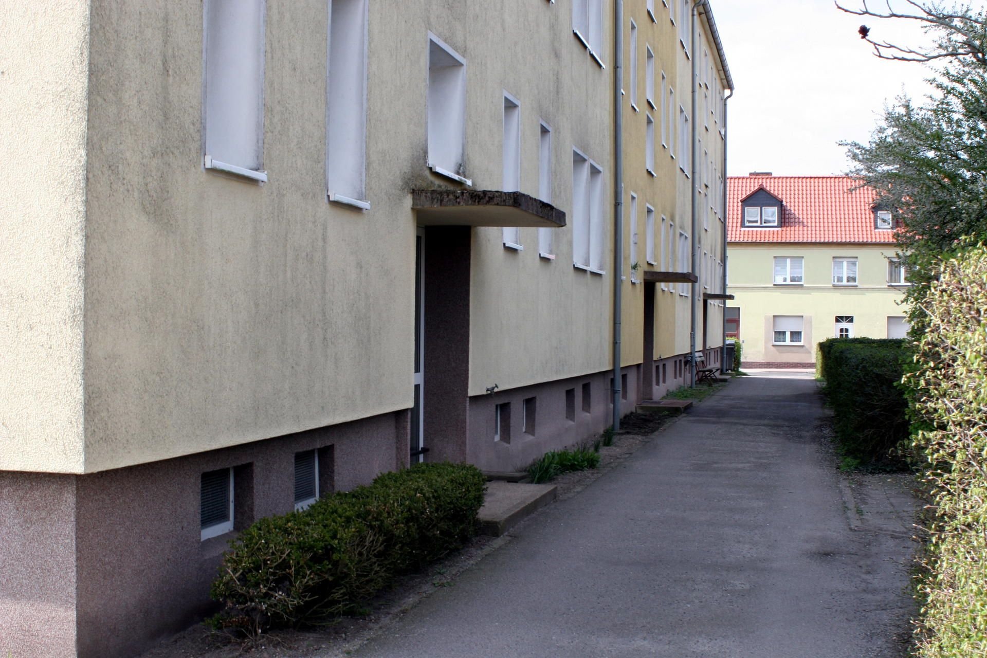 Vor dem mittleren Eingang dieses Wohnblocks in Seyda muss sich das Gewaltverbrechen ereignet haben, hier beseitigte die örtliche Feuerwehr eine Blutlache.