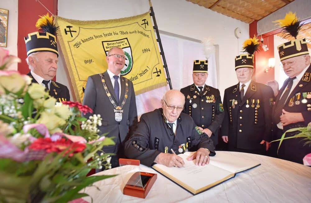 Gerhard Liehmann trägt sich in das Goldene Buch der Stadt ein.