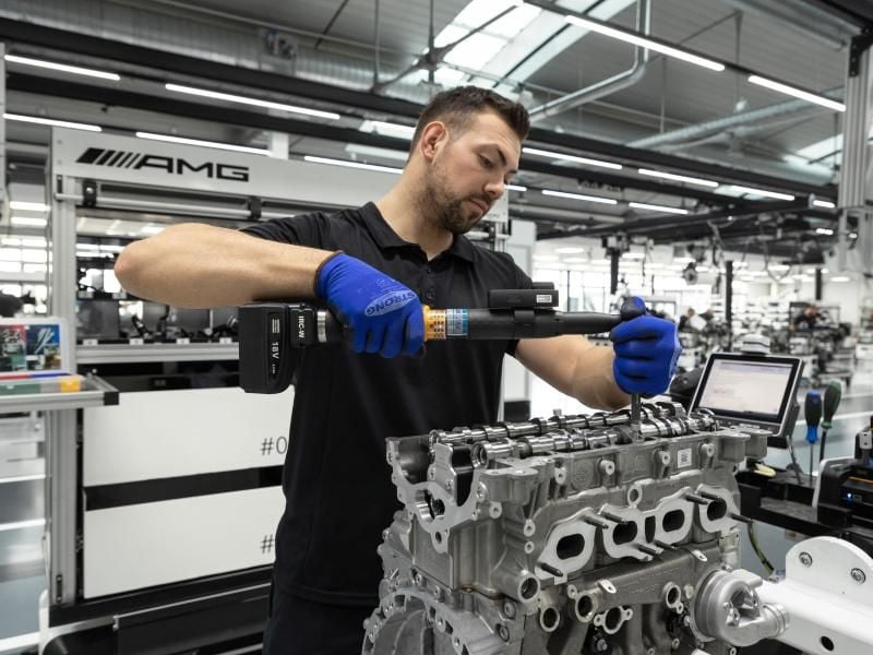 Neues Kraftwerk für kompakte Mercedes-AMG: Der M 139 mit zwei Litern Hubraum ist laut Hersteller der aktuell stärkste in Serie gebaute Vierzylinder-Turbo. Foto: Daimler AG/dpa-tmn
