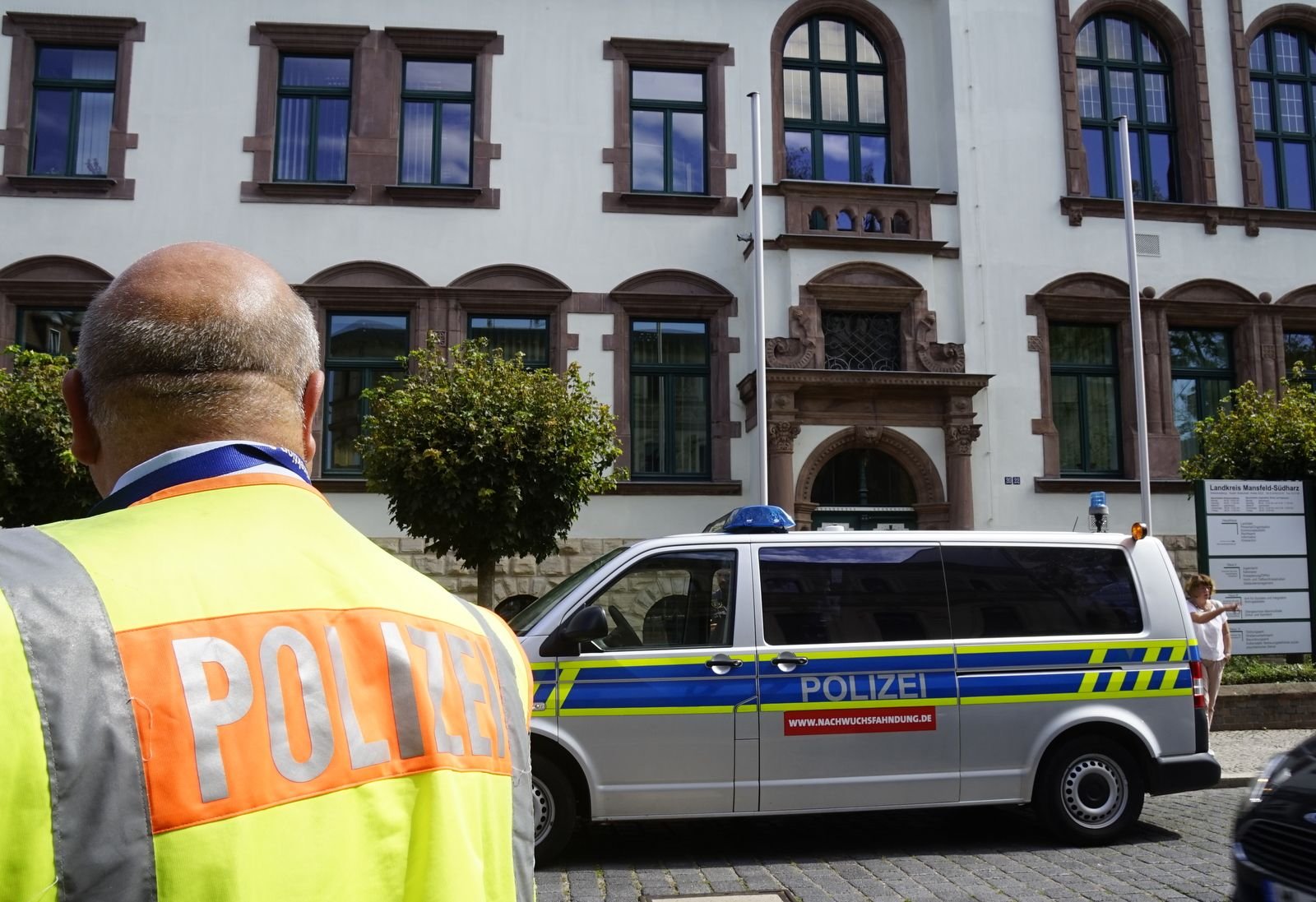 Unbekannter Anrufer droht damit, die Kreisverwaltung in der Rudolf-Breitscheid-Straße in Sangerhausen in die Luft zu jagen.