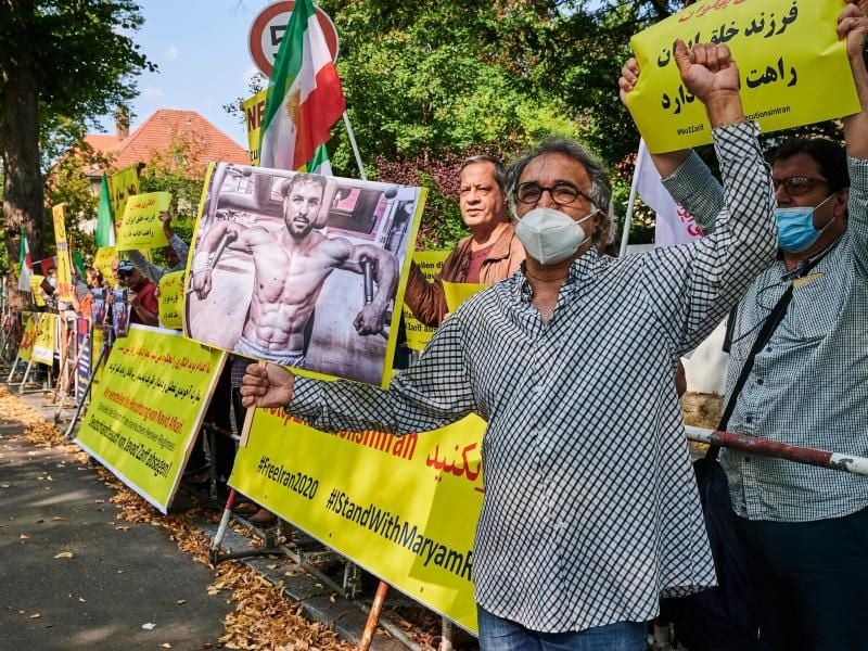 Demonstranten demonstrieren vor der Iranischen Botschaft gegen die Hinrichtung des von Navid Afkari. Foto: Annette Riedl/dpa