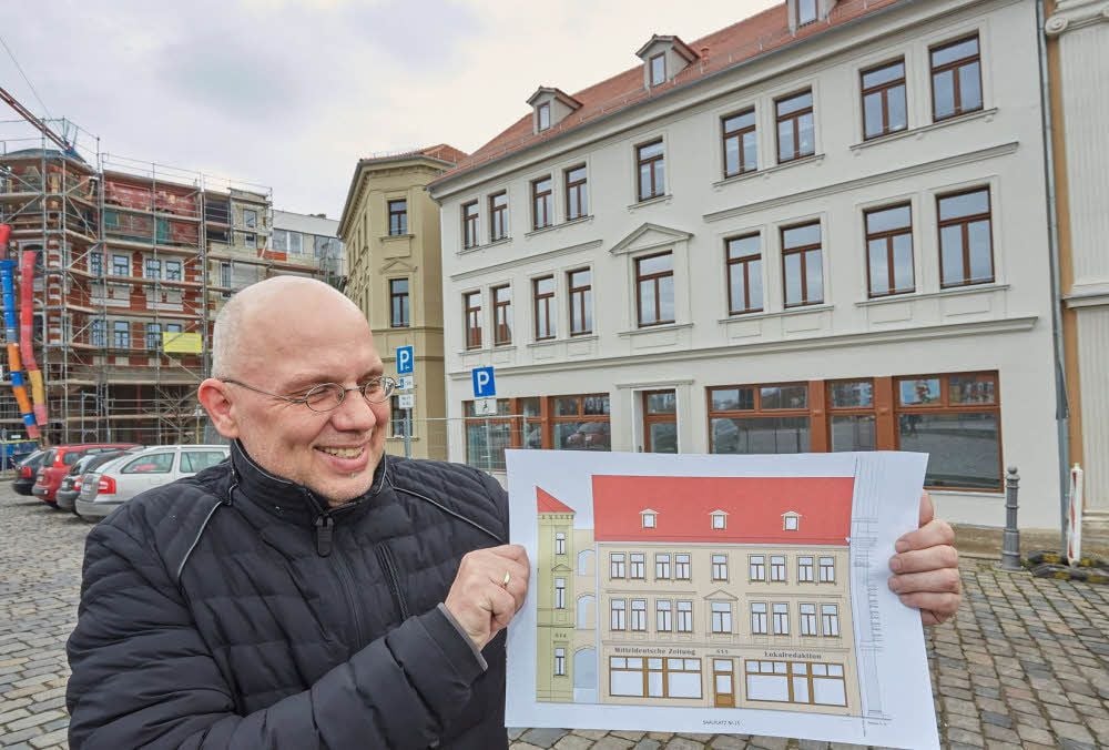 Wohnstättengeschäftsführer Holger Köhncke zeigt den Plan für den Saalplatz 15. Dort zieht die Bernburger Lokalredaktion der MZ ein.
