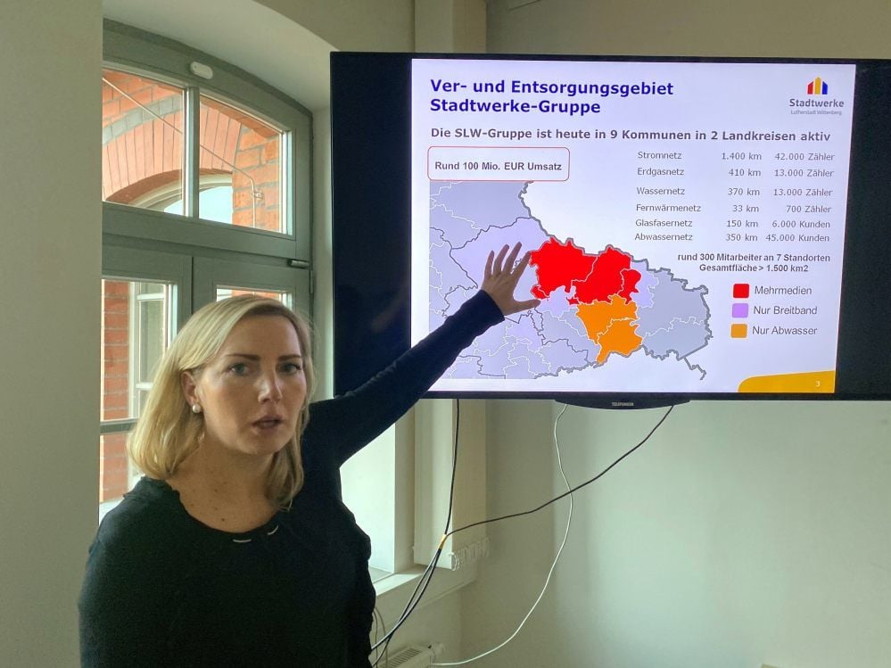 Geschäftsführerin Sabrina-Maria Geißler erläutert den Breitbandausbau von Wittenberg-net.