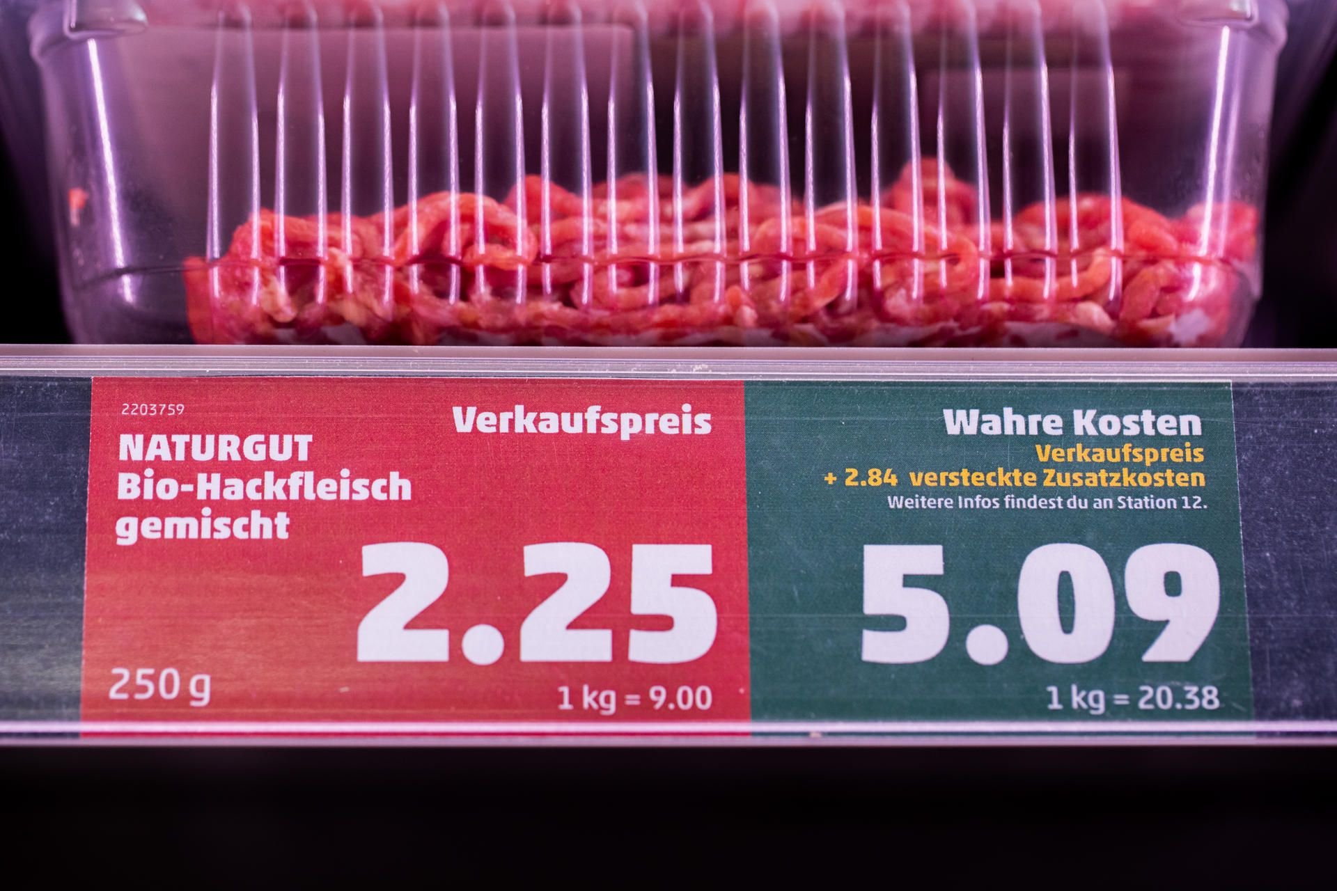 Ein Preisschild weist bei Penny neben dem Verkaufspreis auch den „wahren Preis“ aus.
