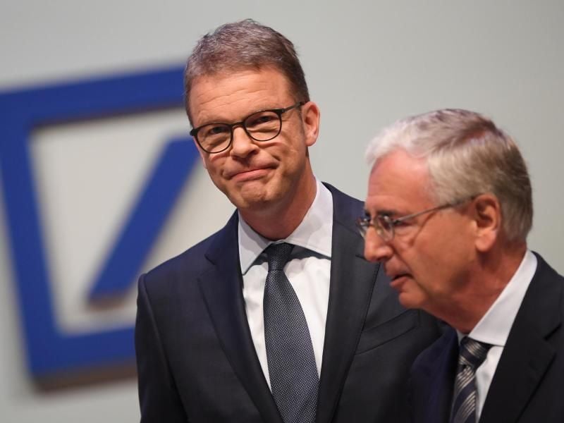Christian Sewing (l.) und Paul Achleitner von der Deutschen Bank. Foto: Arne Dedert/dpa/Archivbild