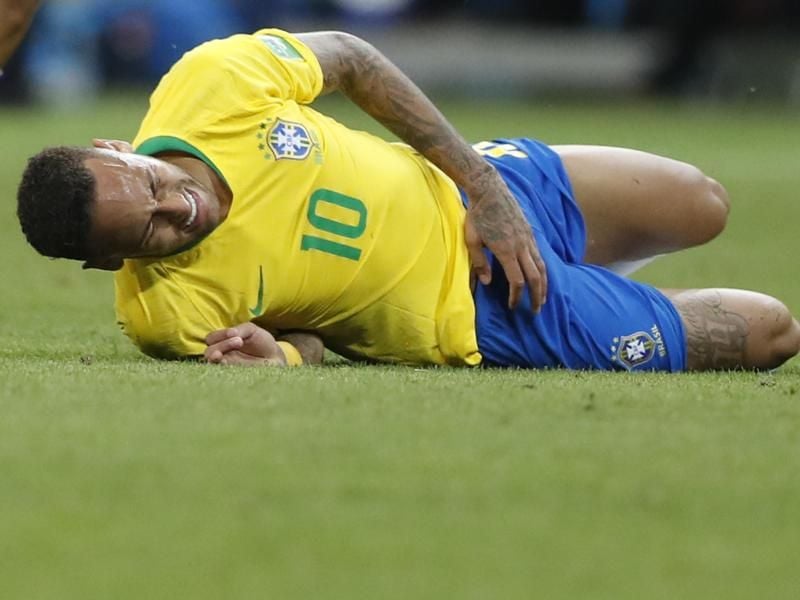 Brasiliens Starspieler Neymar liegt wieder auf dem Spielfeld und zeigt Anzeichen von Schmerzen. Foto: Frank Augstein/AP