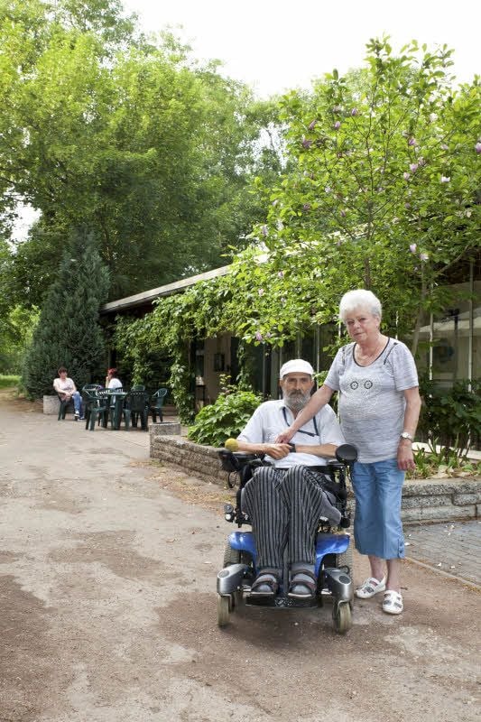 Beate und Stefan Enkelmann vor ihrer Parkschenke mitten im Südpark