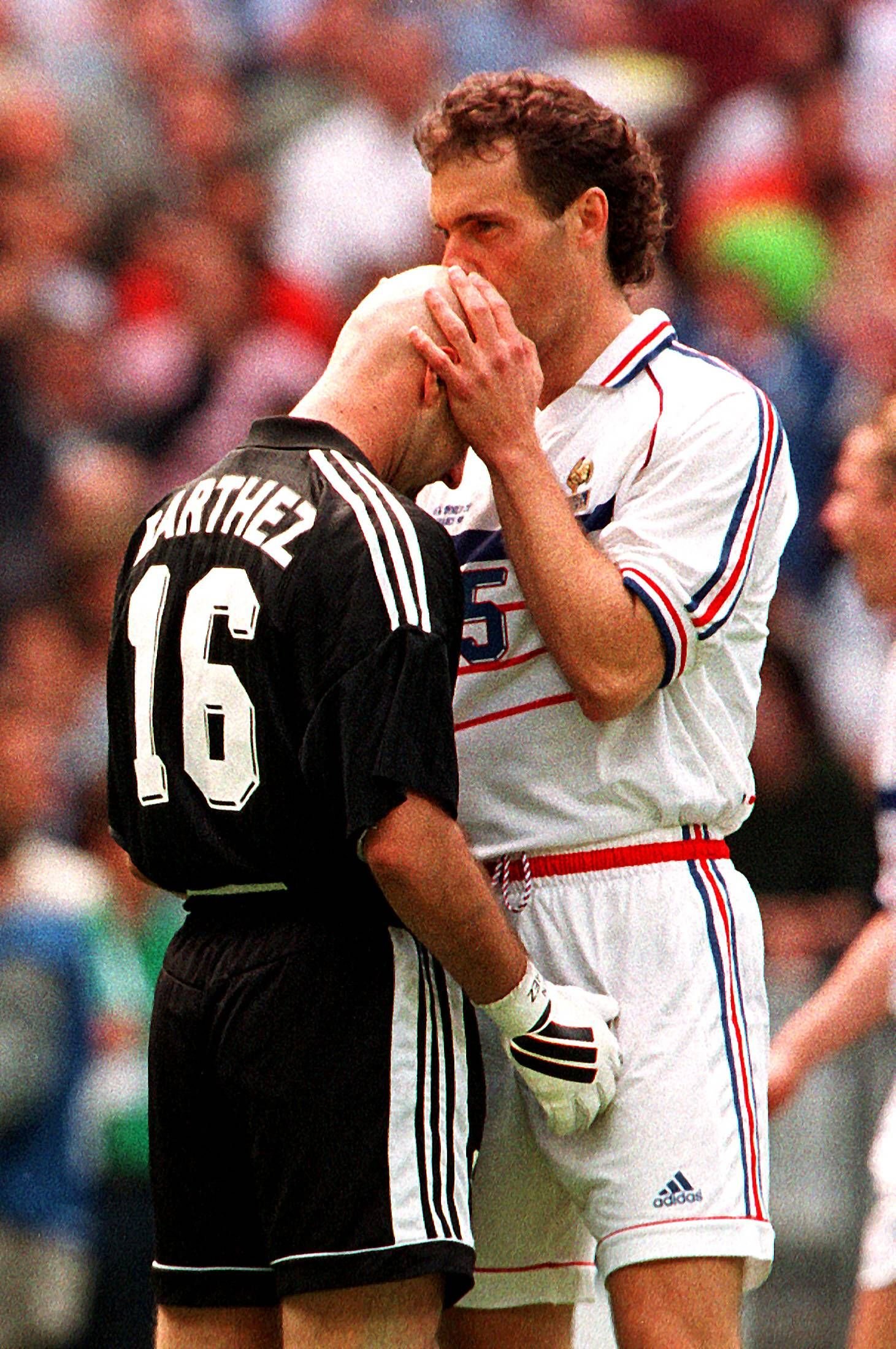 Gewinnbringendes Ritual? Bei der Heim-WM 1998 küsste der Franzose Laurent Blanc vor jedem Spiel die Glatze seines Torwarts Fabien Barthez.