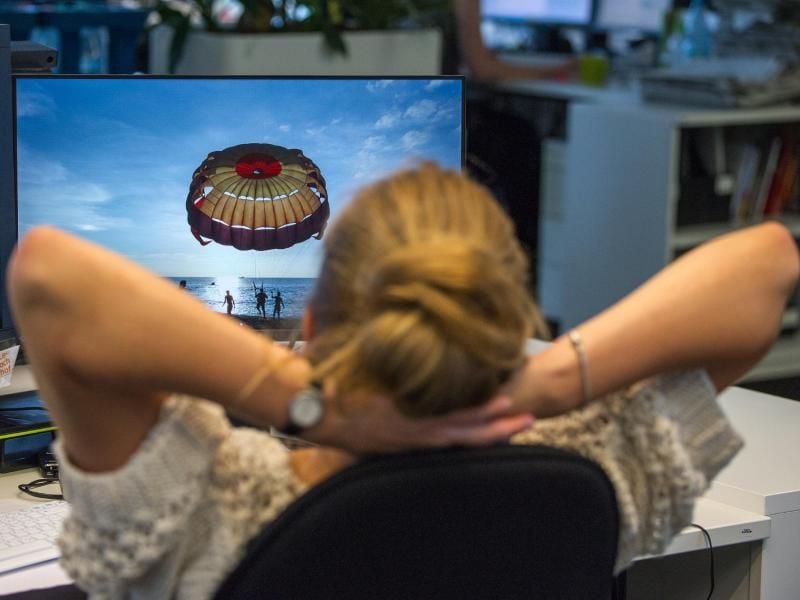Im Büro mal kurz entspannt zu lümmeln, ist besser, als den ganz Tag gerade zu sitzen. Foto: Andrea Warnecke