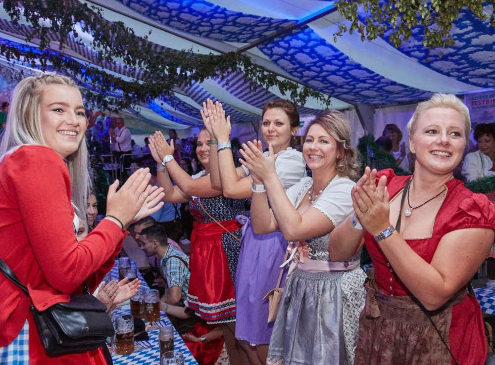 Bei der Eröffnung des Bernburger Oktoberfestes ging die Post ab. Die vielen Besucher feierten bei Stimmungsmusik stehend auf den Sitzbänken.